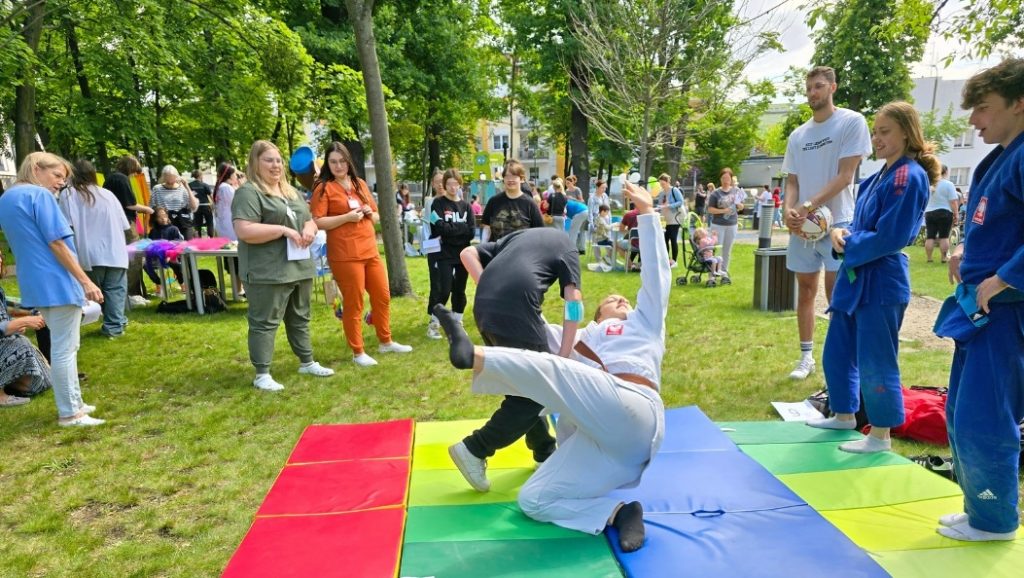 Atrakcje sportowe w parku przyszpitalnym – chłopiec ćwiczy judo pod okiem Julia Troka Team
